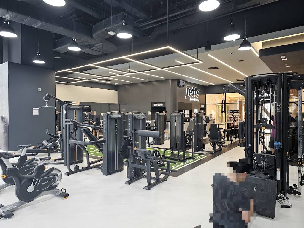 Jetts Black Park Silom