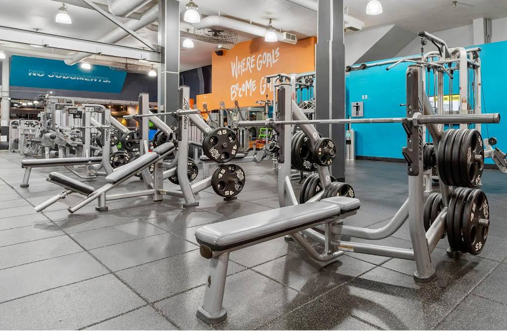 Crunch Fitness - Chestnut